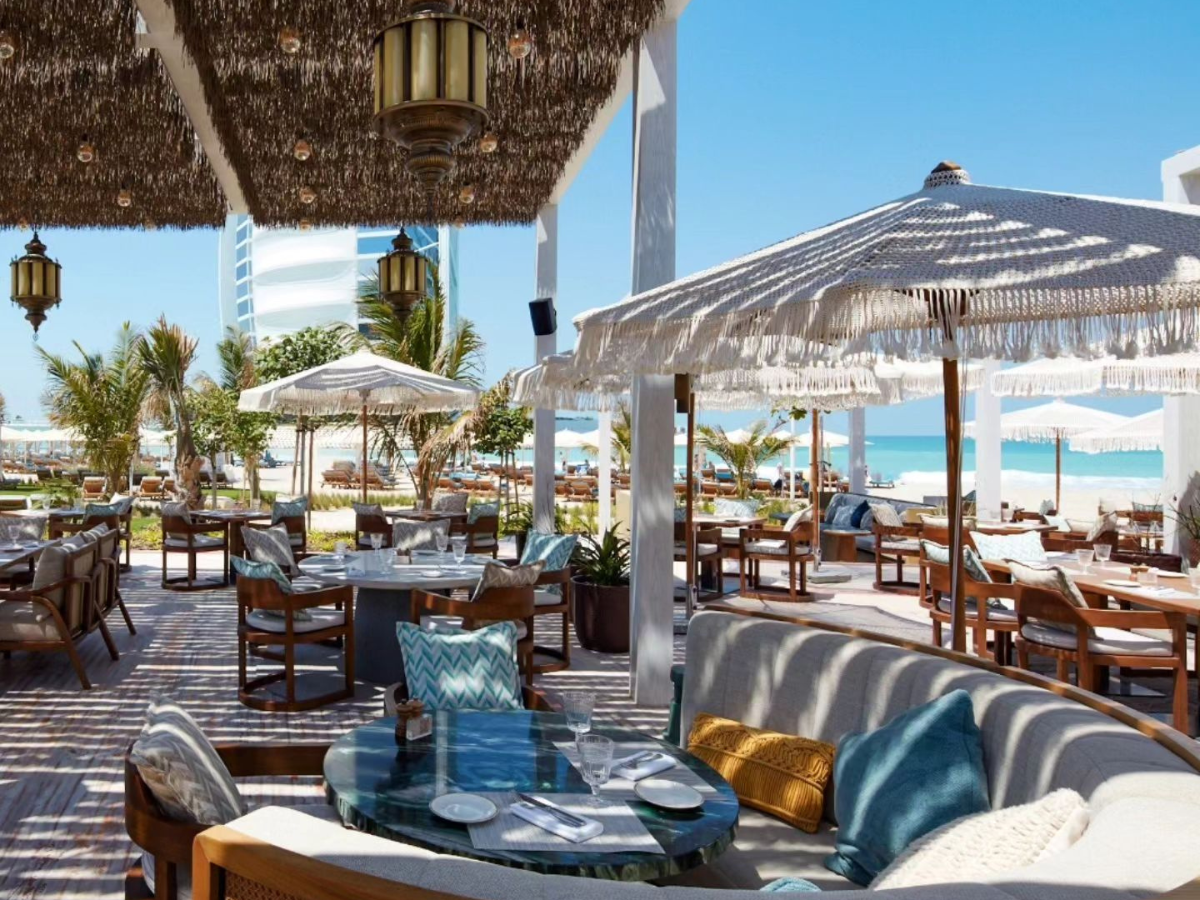 Places to eat outside on sale near me
