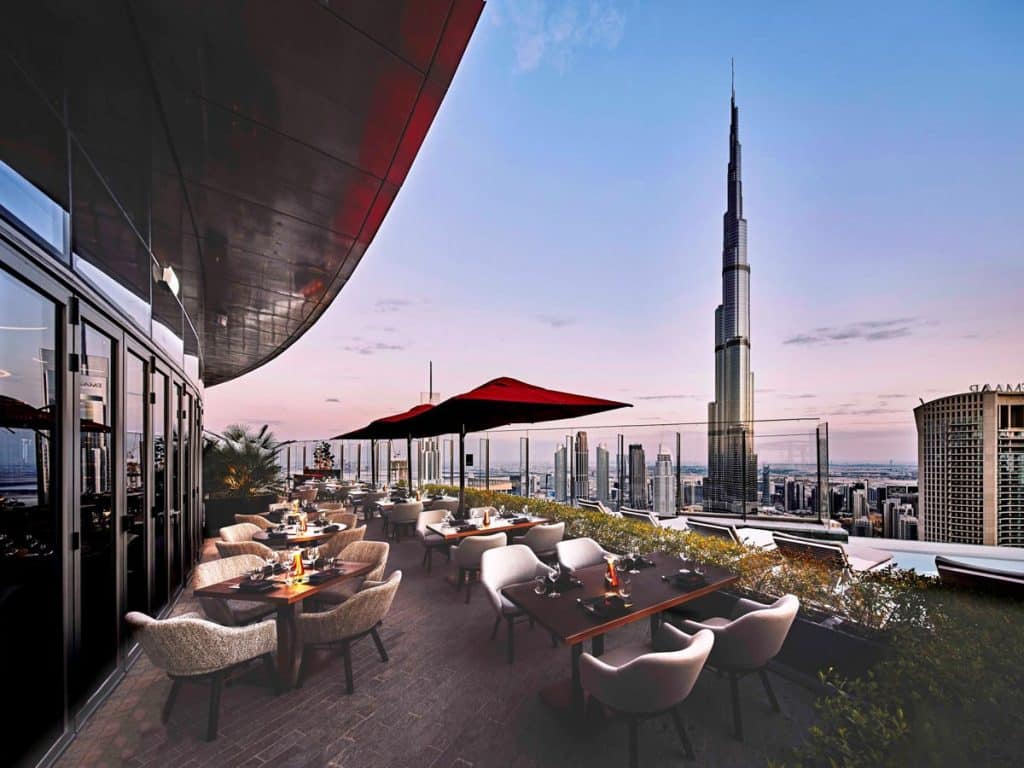 Muhteşem Manzaralar ve Yudumlar İçin Dubai'deki En İyi 10 Çatı Barı 7 XcDxbJr0 claviterrace