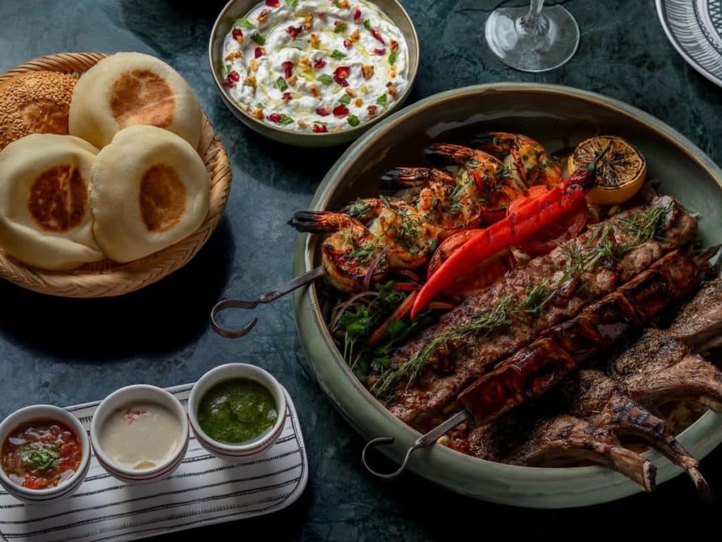16 İkonik Orta Doğu Yemeği ve Bunları Dubai'de Nereden Sipariş Edebilirsiniz? 8 Mixed grill platter Mixed grill platter NINIVE