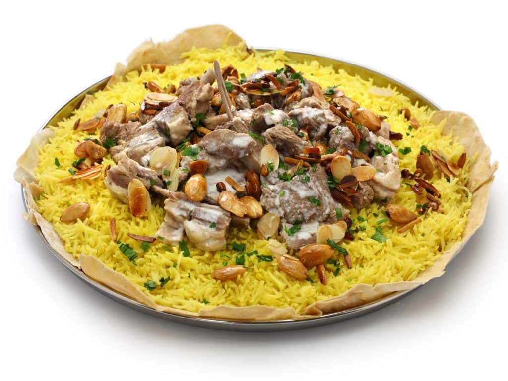 16 İkonik Orta Doğu Yemeği ve Bunları Dubai'de Nereden Sipariş Edebilirsiniz? 5 iStock 918605602 Mansaf