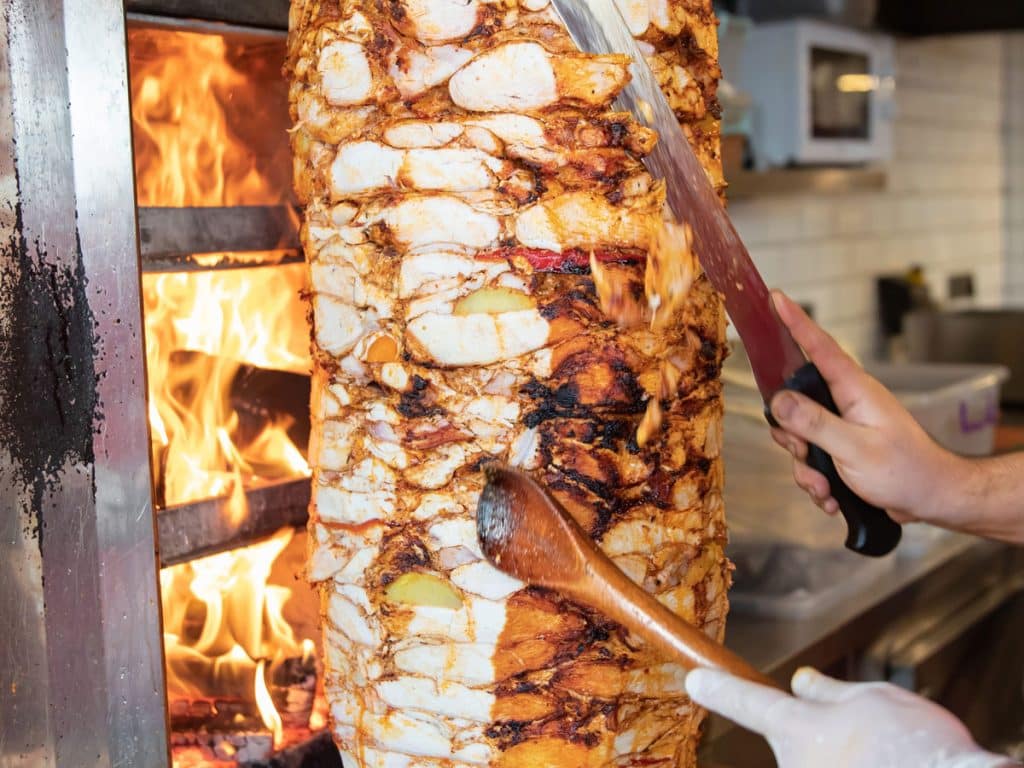 16 İkonik Orta Doğu Yemeği ve Bunları Dubai'de Nereden Sipariş Edebilirsiniz? 13 shutterstock 1542978071 SHAWARMA