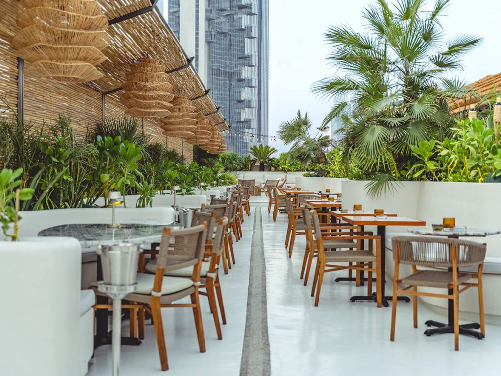 Muhteşem Manzaralar ve Yudumlar İçin Dubai'deki En İyi 10 Çatı Barı 10 best rooftop bars in Dubai