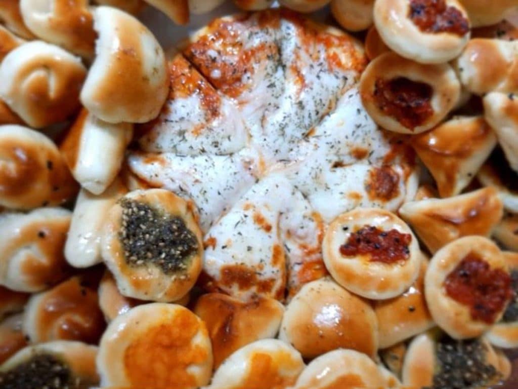 16 İkonik Orta Doğu Yemeği ve Bunları Dubai'de Nereden Sipariş Edebilirsiniz? 16 Mini fatayer platter 1 1