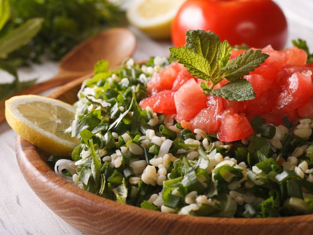 16 İkonik Orta Doğu Yemeği ve Bunları Dubai'de Nereden Sipariş Edebilirsiniz? 3 Tabbouleh Salad Closeup Wooden Bowl